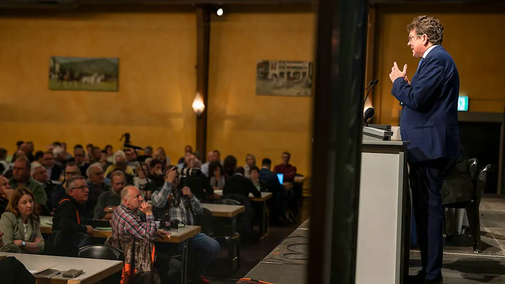 Warb für ein Ja zum Mantelerlass: Bundesrat Albert Rösti vor den Delegierten der SVP Kanton Bern in Thun.