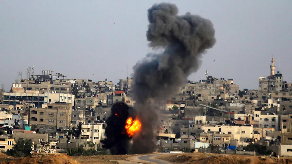 Flammen und Rauch nach einem israelischen Luftangriff auf Rafah am 22. April 2024.