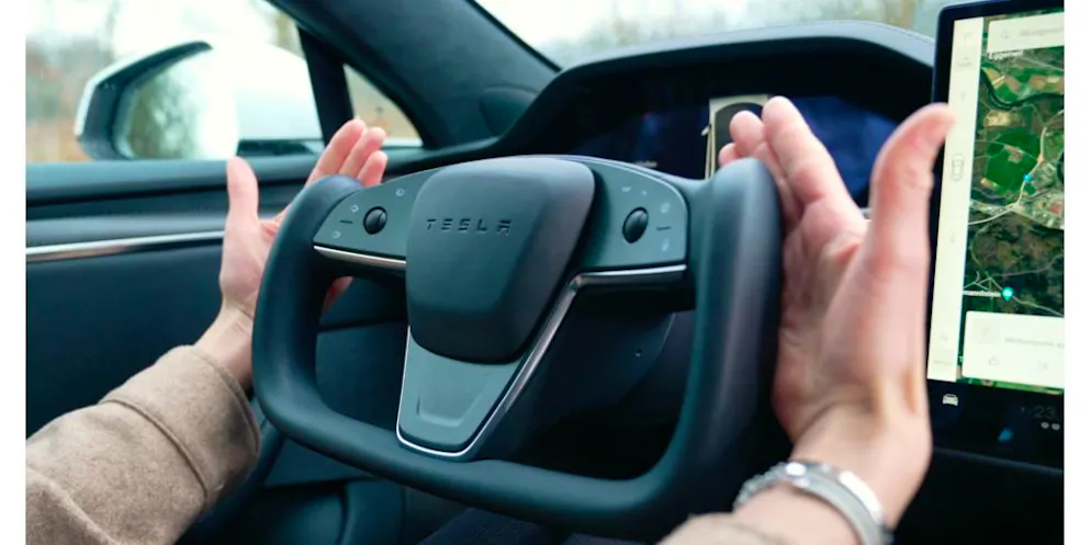 Das Model S Plaid mit Yoke-Lenkrad hat weder einen Lenkstockhebel noch einen Hebel für den Blinker. - 