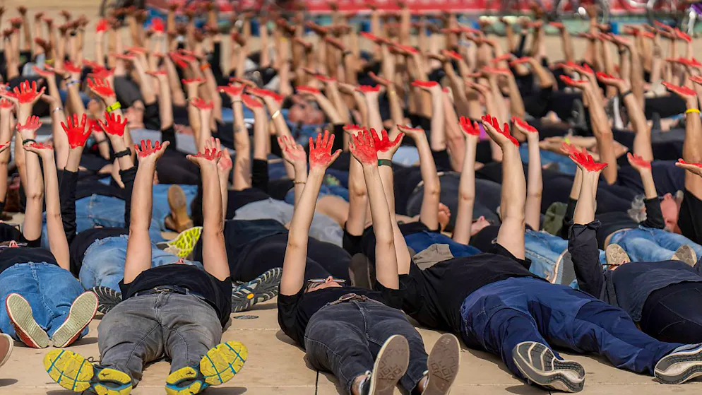 Familienangehörige und Unterstützer fordern die Freilassung von Geiseln, die im Gazastreifen festgehalten werden. Foto: Ohad Zwigenberg/AP/dpa