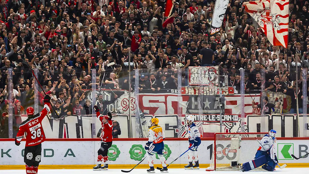 Lausanne gleicht Playoff-Final gegen den ZSC wieder aus - Gallery. Die Lausanner Spieler und Fans jubeln nach dem Tor zur 3:1-Führung nach 34 Minuten im Playoff-Final gegen die ZSC Lions.