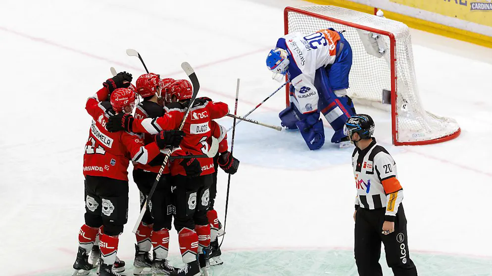 Lausanne gleicht Playoff-Final gegen den ZSC wieder aus - Gallery. Die Lausanner Spieler jubeln, ZSC-Goalie Simon Hrubec hat soeben das 1:4 kassiert.