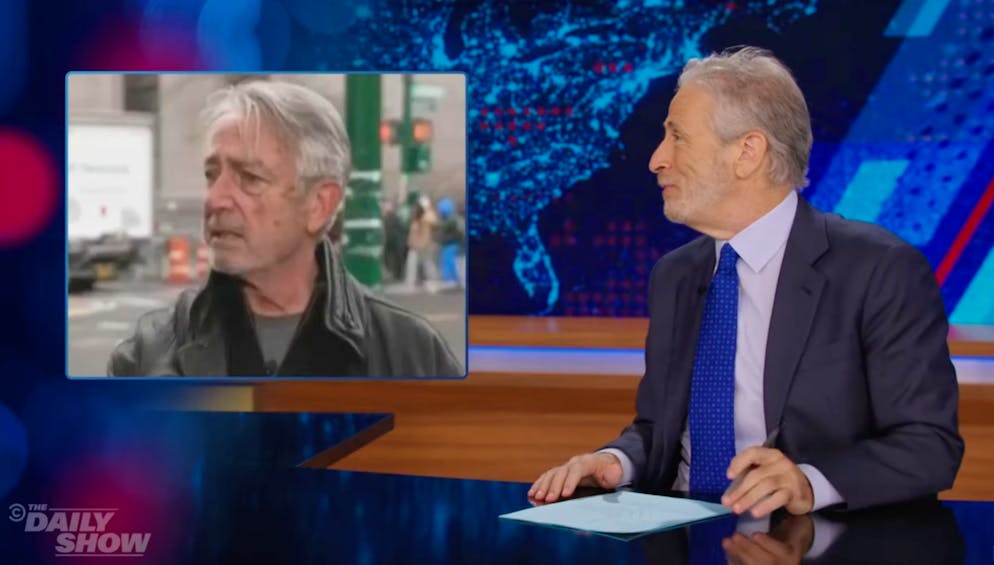 «Fra... Fratello?»: Jon Stewart si riconosce nel giurato respinto. «Sto figlio di ******** veste persino come me».