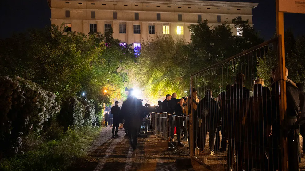 Hier ist vor allem Geduld gefragt, denn die Warteschlange vor dem Berghain kann sich hin und wieder auch einmal über mehrere Stunden ziehen.