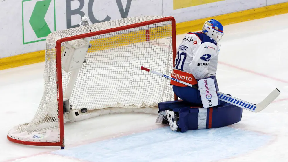 Lausanne gleicht Playoff-Final gegen den ZSC wieder aus - Gallery. ZSC-Goalie Simon Hrubec hat soeben den zweiten Gegentreffer kassiert.