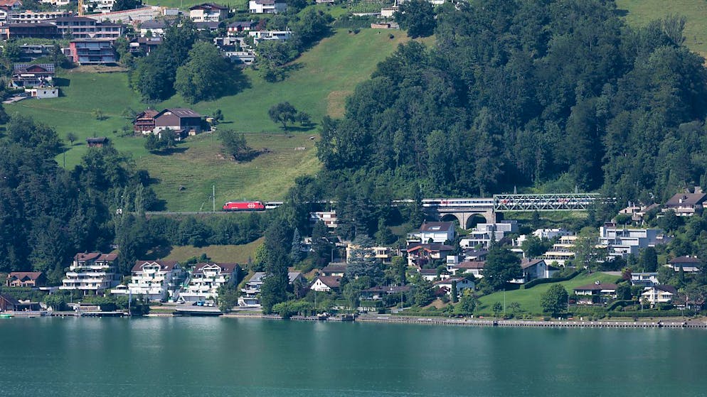 Die Bahnstrecke bei Walchwil ZG am Zugersee.