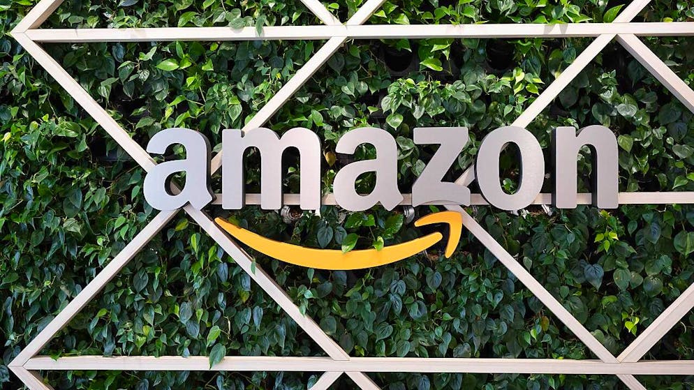 Das Amazon-Logo an einem Gebäude des Unternehmens in Dresden. (Archivbild)