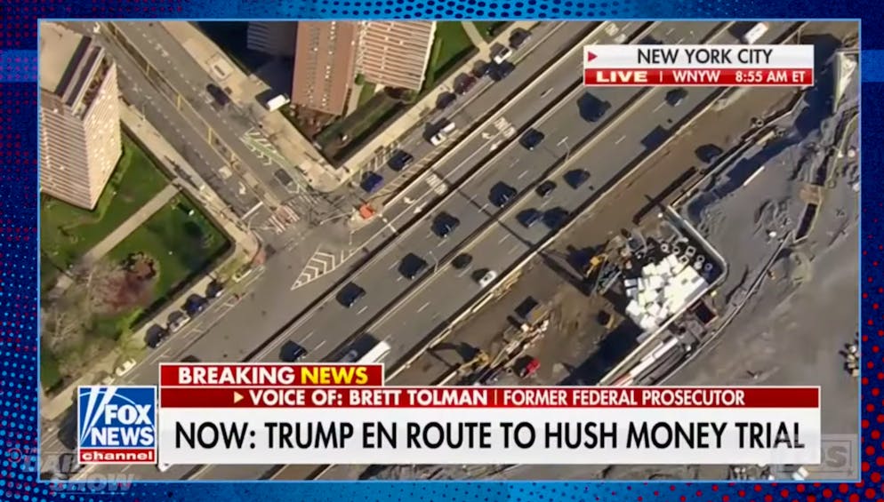 Il convoglio di Trump mentre si reca in tribunale: i media seguono l'intera vicenda da terra e anche dall'alto.