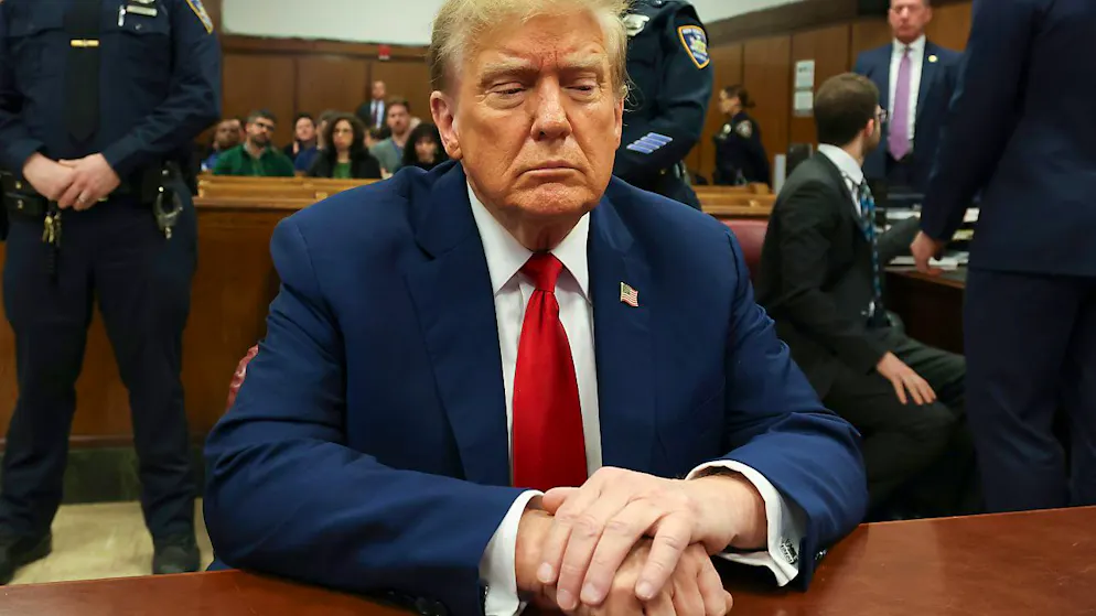 dpatopbilder - Der ehemalige Präsident Donald Trump sitzt im Gericht in Manhattan. Der Strafprozess gegen Trump in Zusammenhang mit Schweigegeldzahlungen an einen Pornostar wurde fortgesetzt. Foto: Brendan McDermid/Pool Reuters/AP/dpa