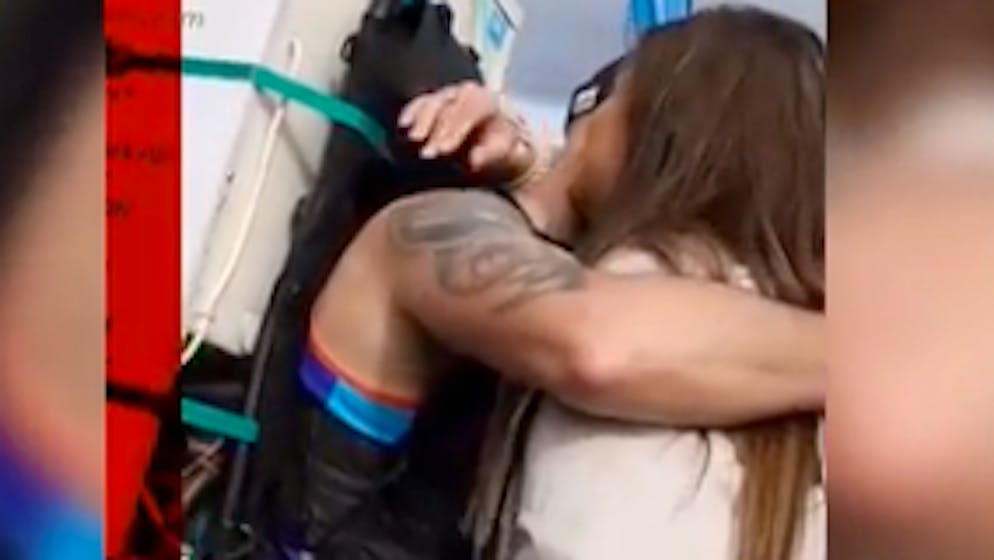 Erfolgreicher Antrag als Zugabe. Brite rennt Marathon mit Kühlschrank auf dem Rücken