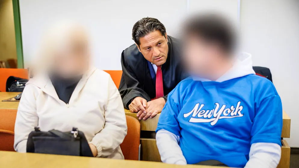 Rechtsanwalt Ömer Sahinci (m.) mit seinen Mandanten, einem wegen Erpressung angeklagten angeblichen Hellseher und dessen ebenfalls wegen Erpressung mitangeklagter Ehefrau.