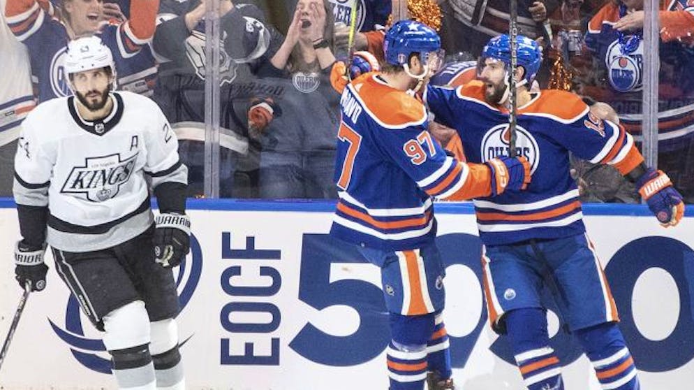 Angeführt von Superstar Connor McDavid (2.v.l.) legen die Edmonton Oilers in der ersten Playoff-Runde gegen Los Angeles vor.