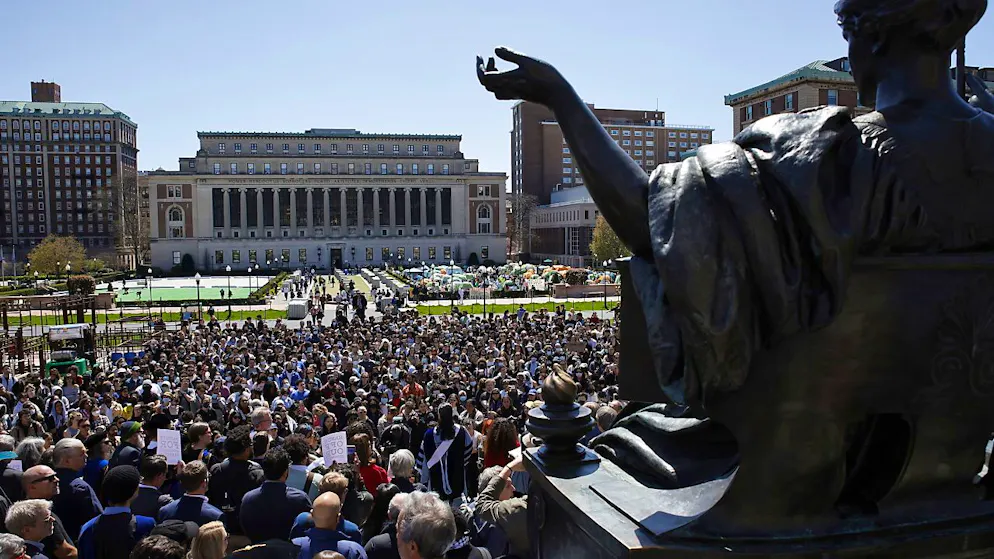 Auf dem Campus der US-Universität Columbia in New York protestieren Studierende und Professoren rund um den Nahost-Konflikt. Dort sowie an den Universitäten Yale und New York University wurden über hundert Demonstranten festgenommen - sie hatten sich geweigert, nicht genehmigte Proteste zu beenden. Foto: Stefan Jeremiah/AP/dpa