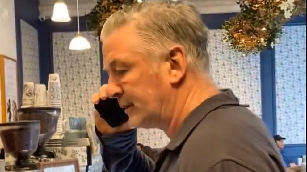 Lanciato il cellulare. Alec Baldwin perde le staffe con un’attivista pro-Palestina