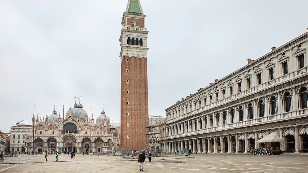 ARCHIV - Blick auf den Markusplatz in Venedig. Von dem fast hundert Meter hohen Turm fielen Medien zufolge in jüngerer Zeit mehrmals kleinere Teile Stahlbeton herab. Foto: Filippo Ciappi/LaPresse via ZUMA Press/dpa
