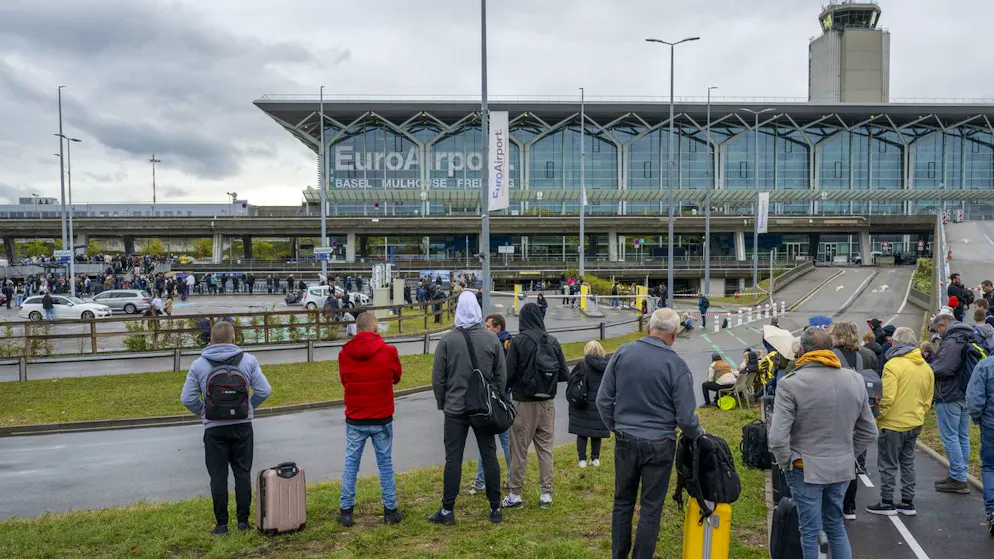 Der Euroairport Basel-Mülhausen musste bereits im vergangenen März und im Oktober 2023 (im Bild) wegen falscher Bombendrohungen evakuiert werden.