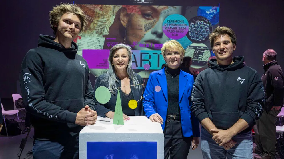 Pierre Coutaz et Guillaume Bonneau, lauréats du 2e Qart, avec leur projet Time Designers, ont reçu leur distinction mardi à l'ECAL en présence des conseillères d'Etat Nuria Gorrite et Isabelle Moret