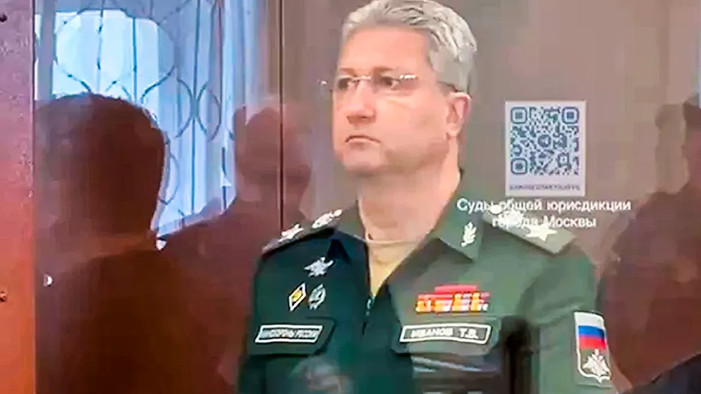 HANDOUT - Dieses vom Pressedienst des Bezirksgerichts Basmanny veröffentlichte Foto zeigt Timur Iwanow, den stellvertretenden russischen Verteidigungsminister, in einem Glaskäfig im Bezirksgericht Basmanny. Iwanow, ein hochrangiger russischer Militärbeamter, wurde wegen des Verdachts der Annahme von Bestechungsgeldern verhaftet. Mehr als zwei Jahre nach Kriegsbeginn ist in Russland einer von mehreren Vize-Verteidigungsministern festgenommen worden. Timur Iwanow werde verdächtigt, Bestechungsgelder entgegengenommen zu haben, teilte Russlands Ermittlungskomitee am Dienstagabend auf Telegram mit. Details wurden nicht genannt. Foto: Uncredited/Basmanny District Court press service/AP/dpa - ACHTUNG: Nur zur redaktionellen Verwendung und nur mit vollständiger Nennung des vorstehenden Credits