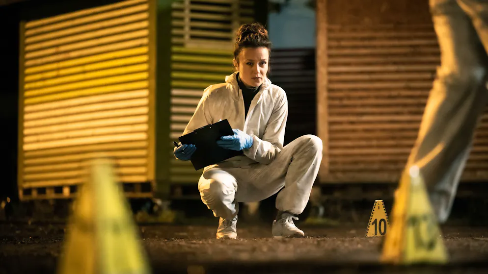 «Tatort» im Check: Warum sind so viele Kommissare Singles?. Neben der Liebe gibt es auch einen Mordfall: Unter einer Brücke am Rhein wurde ein Mann überfahren. Es sieht nach Absicht und nicht nach einem Unfall aus. KTU-Fachfrau Nicola Förster (Tinka Fürst) untersucht mögliche Tathergänge.
