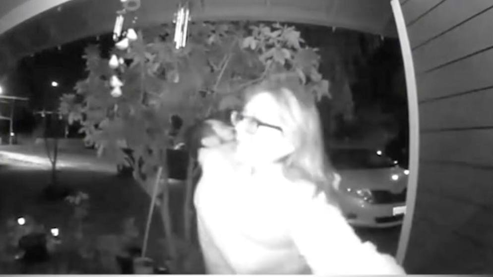 Opfer ist wohlauf. Türkamera überführt brutalen Täter nach Entführung einer Frau