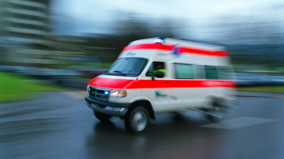 Der Verletzte wurde von einem Team der Rettung Chur versorgt und von einem Rettungshelikopter der Alpine Air Ambulance ins Universitätsspital Zürich geflogen. (Symbolbild)