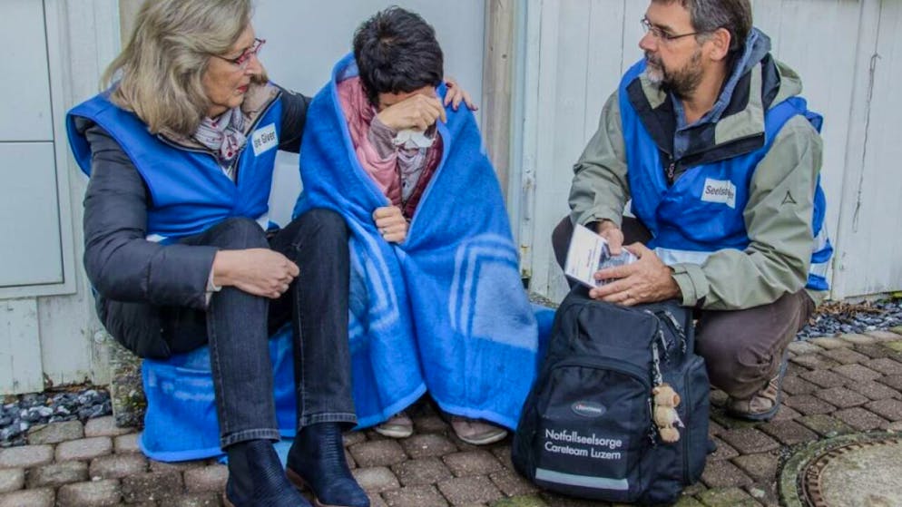 Eine Betreuerin und ein Seelsorger üben einen Einsatz.