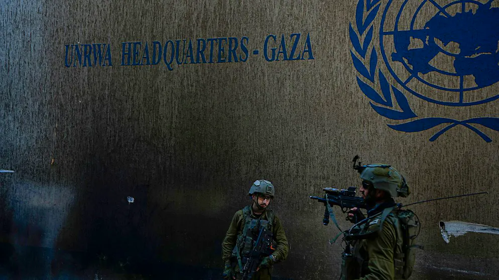 ARCHIV - Dieses Foto wurde unter Aufsicht der israelischen Verteidigungskräfte aufgenommen und von der Militärzensur geprüft: Israelische Soldaten gehen in Stellung, als sie das UNRWA-Hauptquartier betreten, wo das Militär Tunnel unter dem Hauptquartier des UN-Hilfswerk entdeckt haben. Foto: Ariel Schalit/AP/dpa