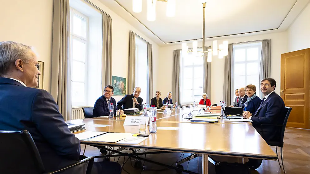 Apéro im Aargauer Kunsthaus: Menschen suchen die Nähe zum Bundesrat - Gallery. Zuerst wurde gearbeitet, dann gab es Apéro: Der Bundesrat an seiner Sitzung "extra muros" ("ausserhalb der Mauern") in einem Zimmer im Grossratsgebäude in Aarau.