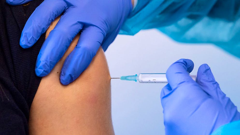 Eine Polizeibeamtin wird mit dem Corona-Impfstoff von AstraZeneca geimpft. Bayern beginnt ab dem 02.03.2021 mit der Impfung aller Beschäftigten der Polizei im Freistaat.