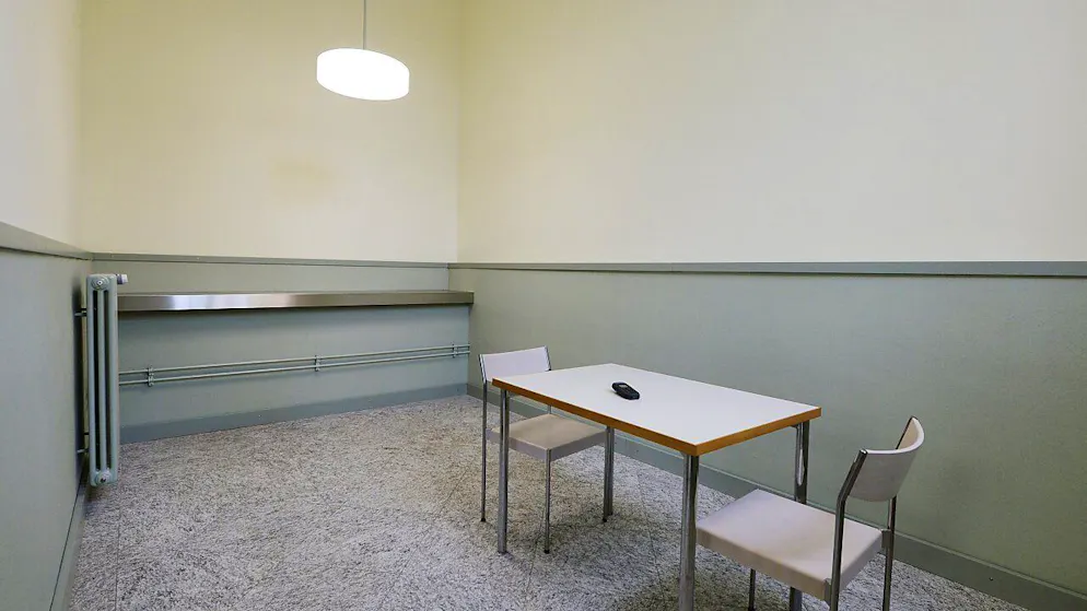 Eine 35-Mutter, die im Wahn ihren Sohn umbrachte, empfindet sich selber als psychisch gesund. Nun sollen ihr antipsychotische Medikamente unter Zwang verabreicht werden. Im Bild ein Besprechungszimmer der Klinik in Rheinau. (Archivbild)