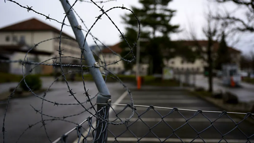 Die Sicherheit rund um Bundesasylzentren soll weiter erhöht werden. Der Bundesrat schlägt hierfür Änderungen im Asylgesetz vor. (Themenbild)