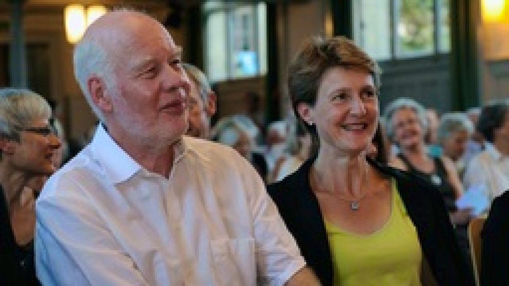 Autor Lukas Hartmann und seine Frau, Alt-Bundesrätin Simonetta Sommaruga: Er schreibt in seinem neuen Roman über seine Grossmutter Martha, die als Kind verdingt wurde; sie hat sich 2013 im Namen des Bundesrats bei den Verdingkindern offiziell entschuldigt. (Archivbild)