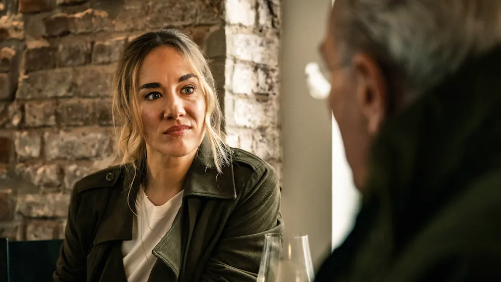 «Tatort» im Check: Warum sind so viele Kommissare Singles?. Freddy Schenk (Dietmar Bär) trifft Stadtmagazin-Mitarbeiterin Svenja Peter (Annina Hellenthal).