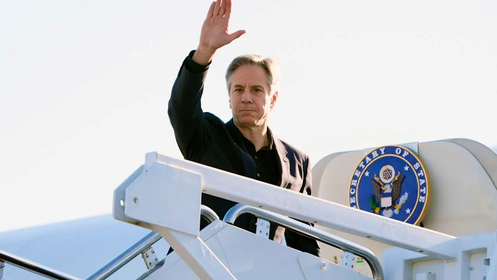 Antony Blinken, Außenminister der USA, winkt, als er auf der Andrews Air Force Base auf dem Weg nach China ein Flugzeug besteigt. Foto: Mark Schiefelbein/AP/dpa