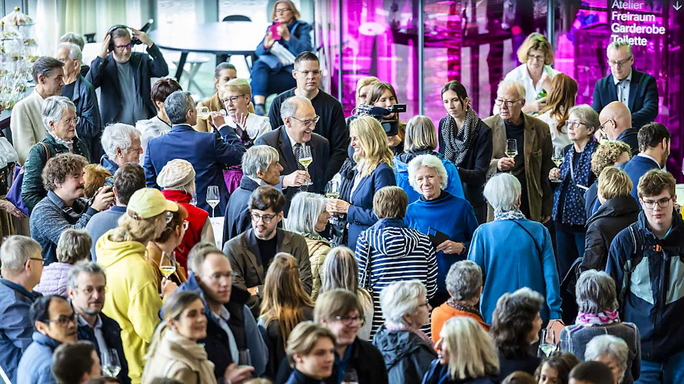 Apéro im Aargauer Kunsthaus: Menschen suchen die Nähe zum Bundesrat - Gallery. Mitten im Gedränge: Die Bundesräte Guy Parmelin, Mitte, und Bundesrat Ignazio Cassis, Mitte links, im Austausch mit der Bevölkerung.
