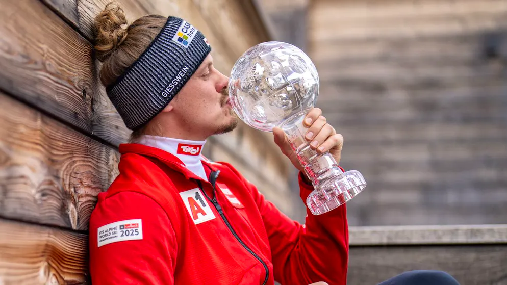 Slalom-Gesamtweltcupsieger Manuel Feller küsst seine Weltcup-Kugel.