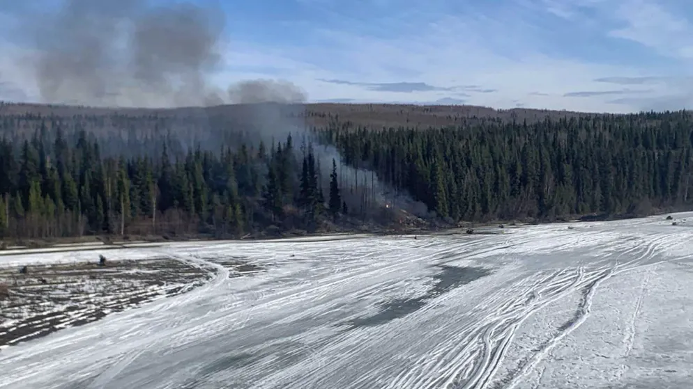Das Frachtflugzeug stürzte nach Angaben der Nachrichtenagentur AP ausserhalb der Stadt Fairbanks in Alaska ab.
