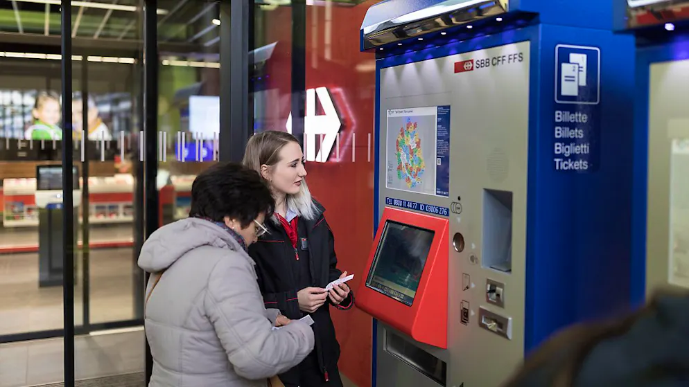 Eine Kundin am Ticket-Schalter im Bahnhof Oerlikon in Zürich. (Archivbild)
