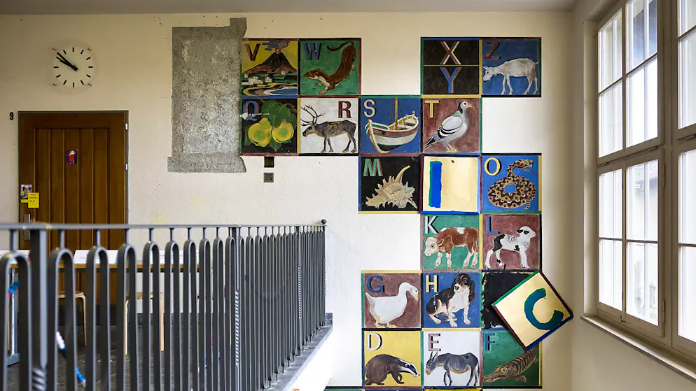 Das Wandbild im Schulhaus Wylergut mit den bereits entfernten Kacheln mit stereotyp dargestellten Menschen aus Afrika, Asien und Amerika. Das Bild gehört heute dem Historischen Museum und ist aktuell Im Fokus einer Ausstellung zu den Themen Rassismus und Kolonialismus. (Archivbild)