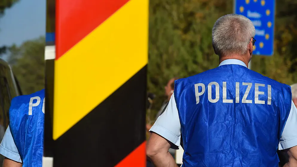 ARCHIV - Bundespolizisten stehen am Grenzübergang Hintersee. Die länderübergreifende Verfolgung von Verkehrsverstößen nahm in der EU eine weitere Hürde genommen. Foto: Stefan Sauer/dpa