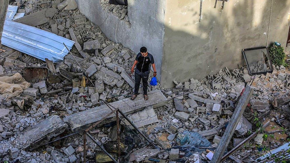 Ein Palästinenser untersucht ein Haus, das durch einen israelischen Luftangriff zerstört wurde, wobei mehrere Menschen getötet und verletzt wurden. Foto: Abed Rahim Khatib/dpa