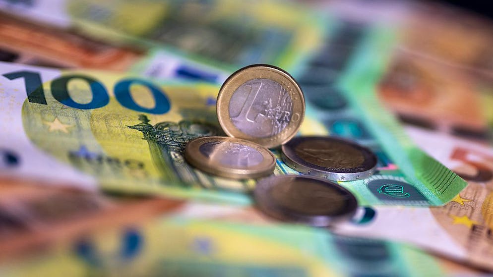 Das EU-Parlament hat den Weg für schärfere Regeln gegen Geldwäscherei und Terrorismusfinanzierung frei gemacht. Die Abgeordneten stimmten am Mittwoch in Strassburg unter anderem für eine Bargeldobergrenze von 10'000 Euro in der EU. (Symbolbild)
