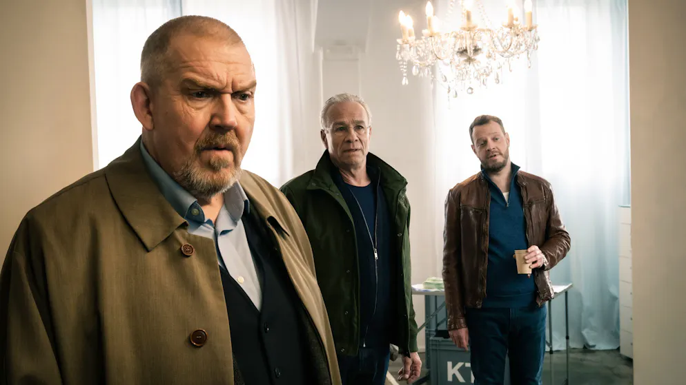 «Tatort» im Check: Warum sind so viele Kommissare Singles?. Die Kommissare Freddy Schenk (Dietmar Bär, links), Max Ballauf (Klaus J. Behrendt, zweiter von links) und Norbert Jütte (Roland Riebeling) suchen in der Wohnung von Peer Schwarz nach Spuren.