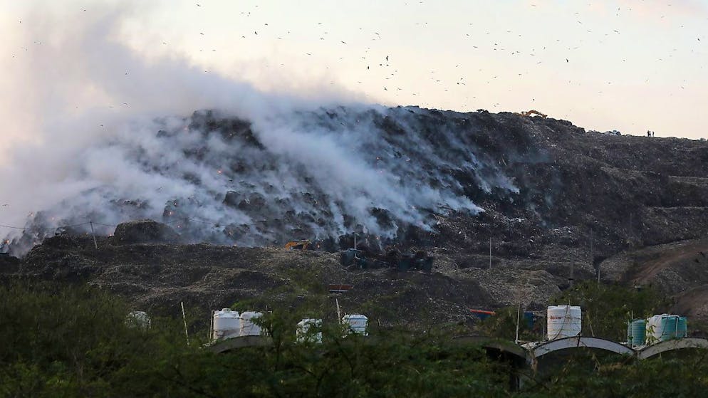 È finalmente stato spento l'incendio scoppiato in una discarica di Delhi.