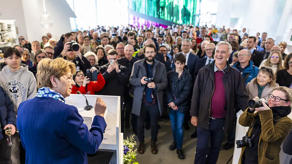 Apéro im Aargauer Kunsthaus: Menschen suchen die Nähe zum Bundesrat - Gallery. Auf Tuchfühlung: Rund 300 Personen nahmen die Gelegenheit wahr, mit den Mitgliedern des Bundesrats bei einem Apéro im Aargauer Kunsthaus ins Gespräch zu kommen.