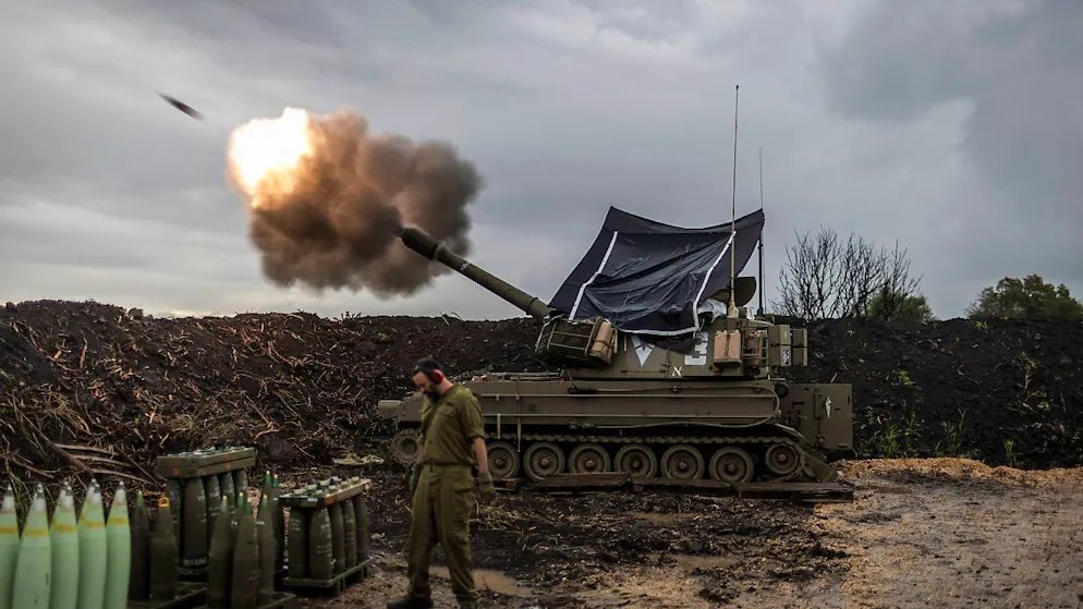 ARCHIV - Israelische Soldaten feuern nahe der Grenze zum Libanon eine mobile Haubitze ab. Laut eigenen Angaben griff das israelische Militär 40 Ziele der proiranischen Schiitenmiliz Hisbollah im Süden des Libanons an. Foto: Ilia Yefimovich/dpa