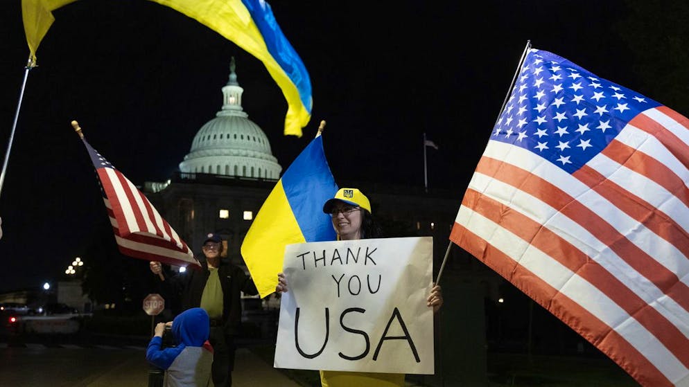 Unterstützer*innen der Ukraine versammeln sich am Dienstagabend nach der Abstimmung im Senat mit Flaggen und Dankesworten vor dem Kapitol in Washington.