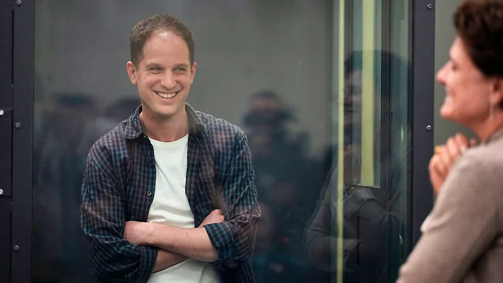 Wall Street Journal-Reporter Evan Gershkovich (l) steht in einem Glaskäfig in einem Gerichtssaal des Ersten Berufungsgerichts der allgemeinen Gerichtsbarkeit. Ein Gericht prüft eine Berufung gegen die Verhaftung des WSJ-Reporters Evan Gershkovich, der letztes Jahr in Jekaterinburg wegen Spionage festgenommen wurde. Foto: Alexander Zemlianichenko/AP/dpa