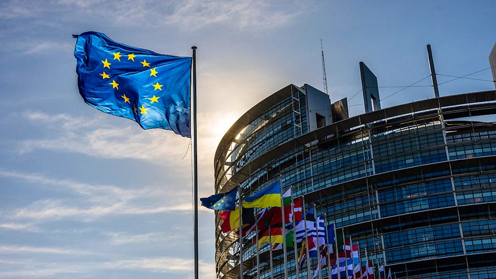 Die Flaggen der Europäischen Union, der Ukraine und der Mitgliedsstaaten der EU wehen vor dem Gebäude des Europäischen Parlaments in Straßburg. Foto: Philipp von Ditfurth/dpa