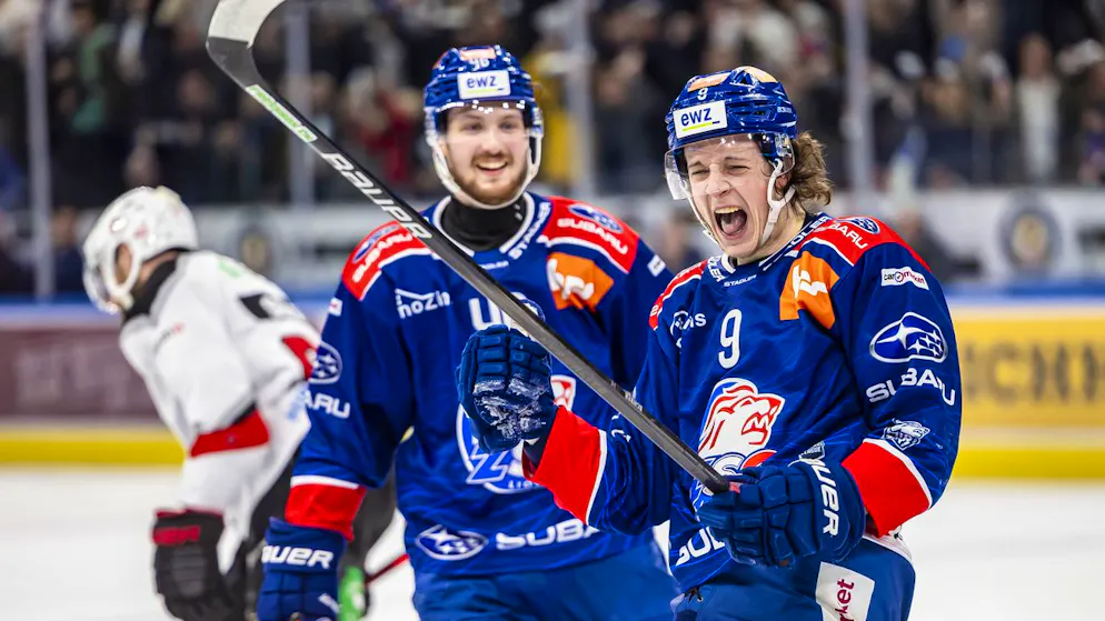 Vinzenz Rohrer (à droite) fête son but, le 2-0, avec Dean Kukan.